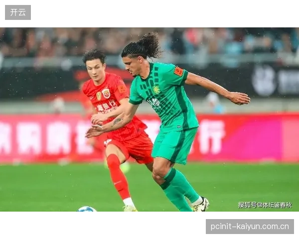 国安后防线表现低于数据预期,防守端个人失误导致球队丢掉关键分数。 国安后防线表现低于数据预期,防守端个人失误导致球队丢掉关键分数。